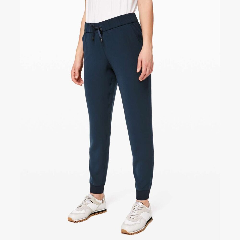 Lululemon On The Fly Jogger in True Navy Blue, size 4
